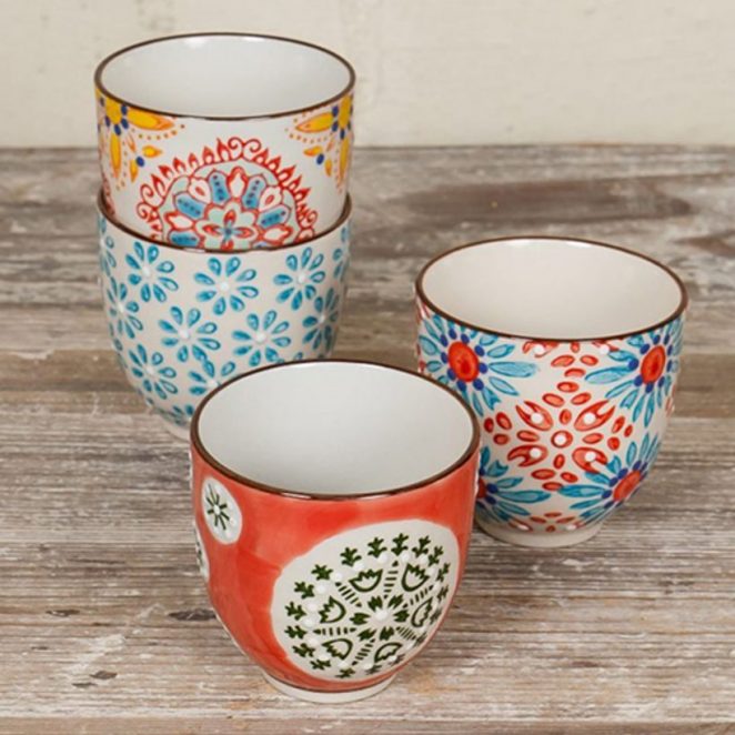 Bu 4 seramik kahve fincanı seti, etnik esintili desenlere sahiptir.
