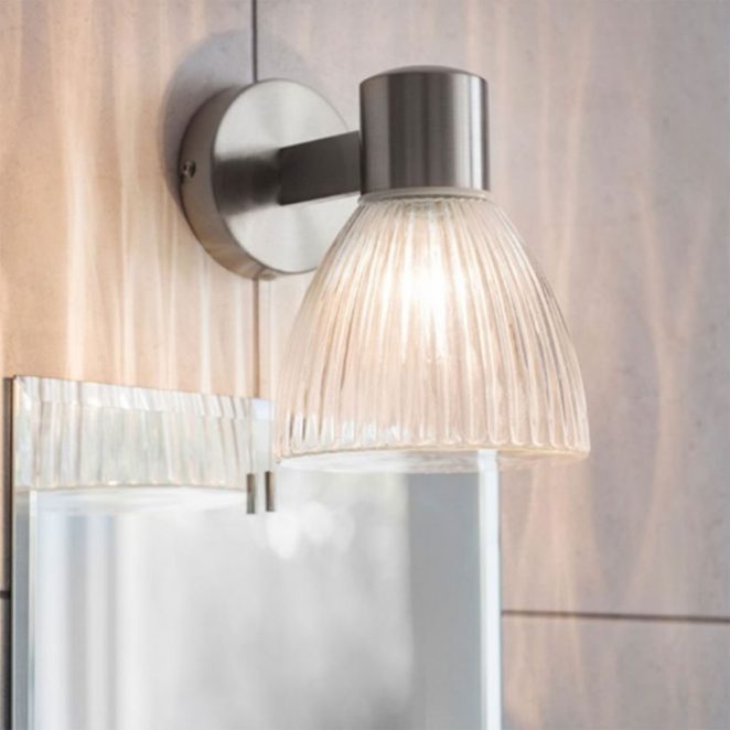 Bu nervürlü cam duvar lambaları özellikle bir banyoyu aydınlatmak için uygundur