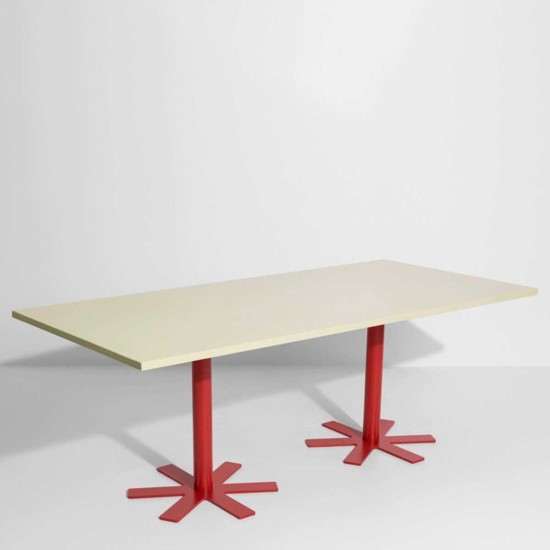 Kırmızı ayaklı modern masa