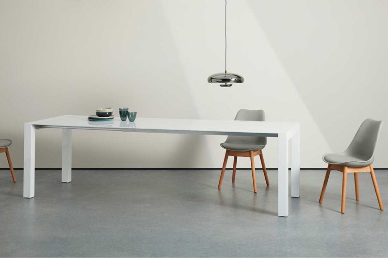 Temiz tasarımlı beyaz uzatılabilir masa