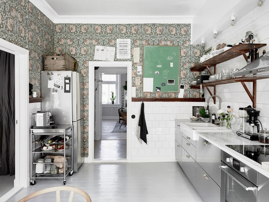 1-mutfak-duvar-duvar-kaplaması-fikirler-in-iç-tasarım-beyaz-fayans-kareler-duvarlar-açık-raflar-ahşap-raflar-servis-sepeti-motifler-çiçek-yesil-ve-pembe-desenler parlak dolaplar
