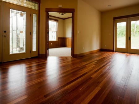 Como limpar o piso de madeira?