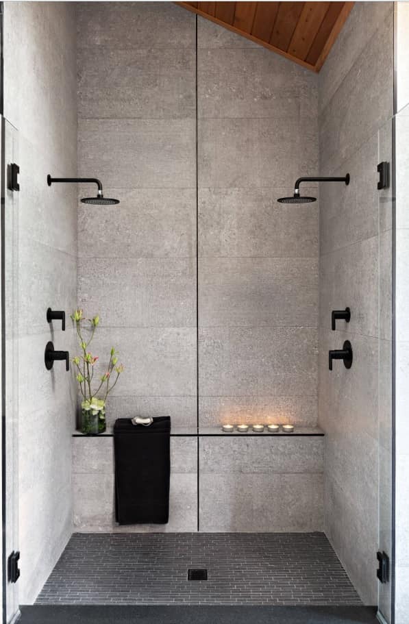 Siyah duş başlıkları ve sıhhi tesisat aksesuarları ile modern banyo için suni beton karo