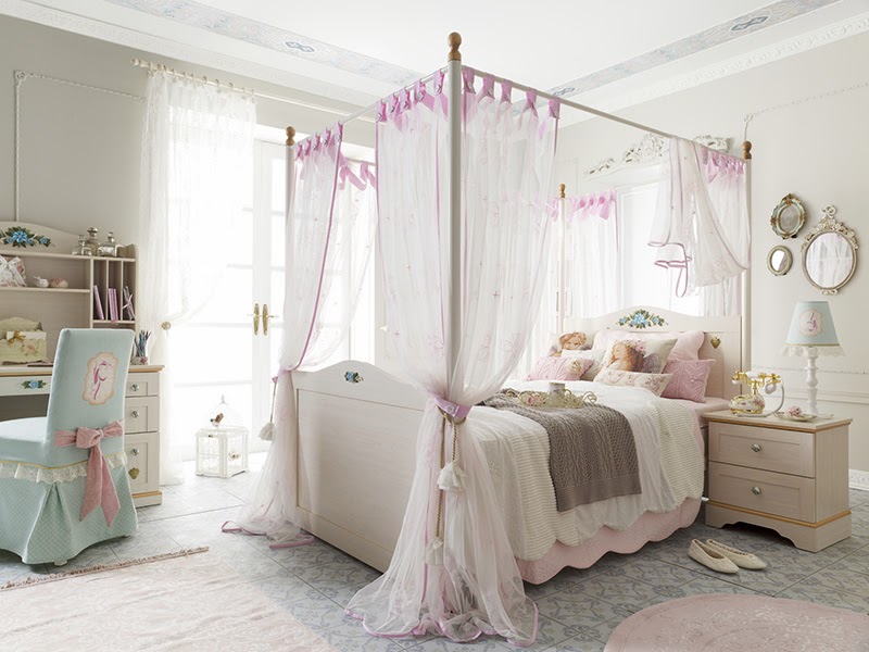 Pembe askılı yüksek kraliçe yatak ve tül yatak gölgelikli zarif ve yumuşak yatak odası düzenlemesi