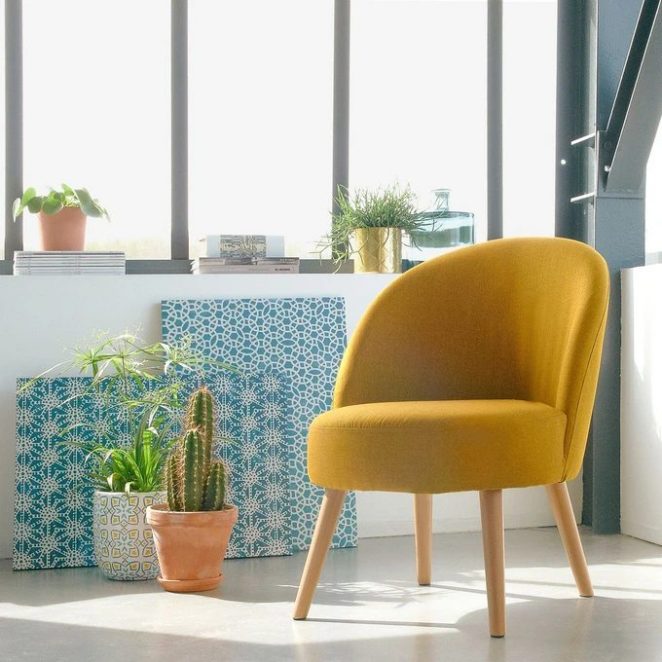 Kıvrımlı, bu vintage esintili koltuk, iç mekanınıza renk katar ve mavi veya açık renkli ahşap gibi renklerle uyumludur.