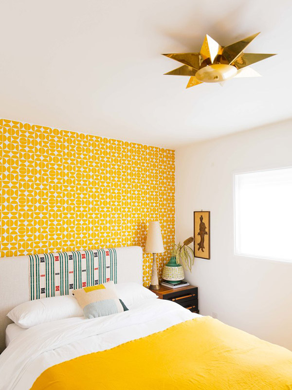 Sarı renkli neşeli ve güzel çift kişilik yatak odası