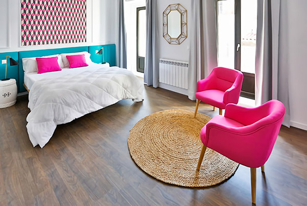 Fuşya pembe ve turkuaz renginde güzel ve neşeli çift kişilik yatak odası