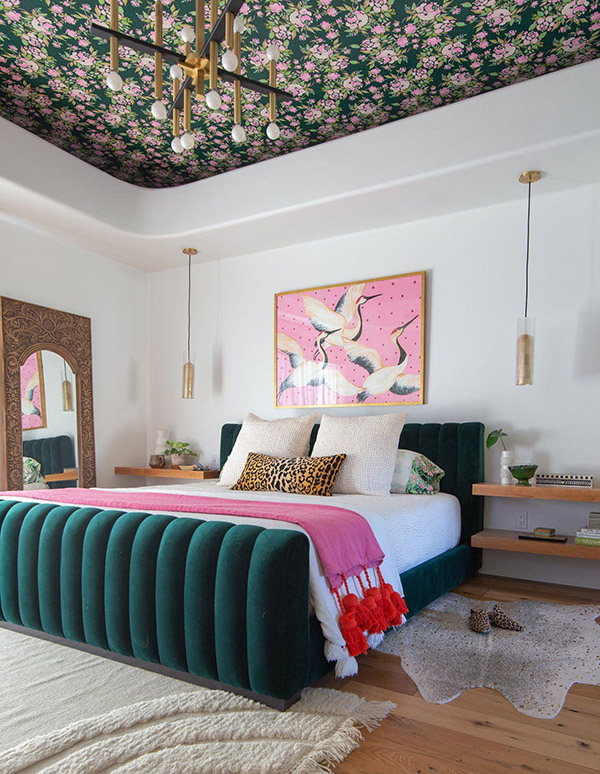 Yeşil ve pembe duvar kağıdı ile neşeli ve güzel çift kişilik yatak odası