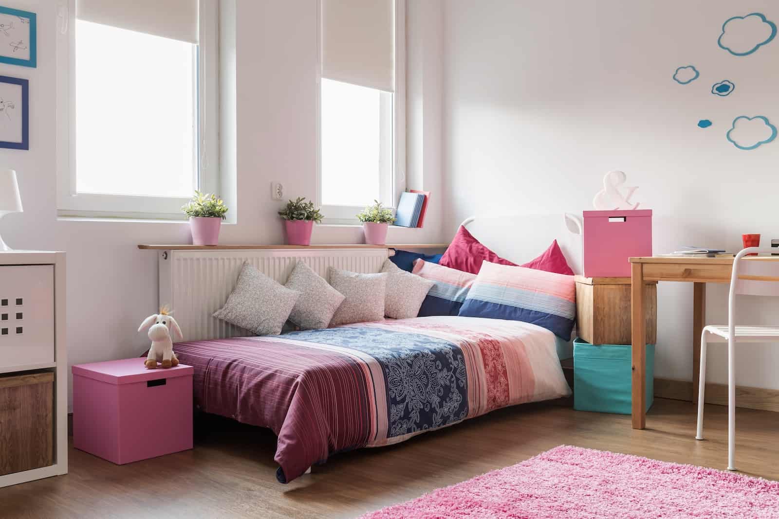 Kadınsı genç yatak odalarının dekorasyonu için 16 fikir