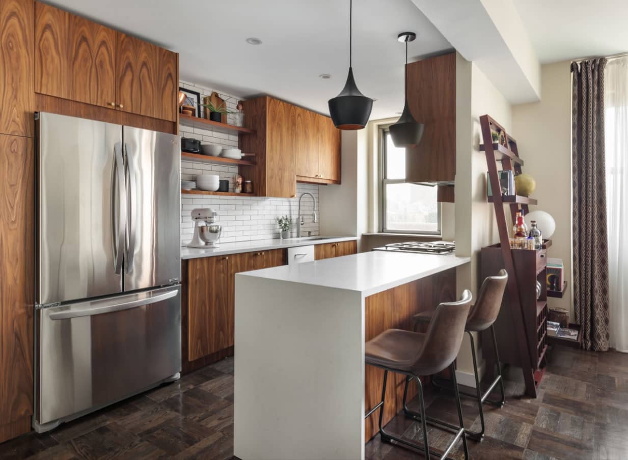 Mutfak Dolapları Neden Bu Kadar Pahalı?  asılı dolaplar ve çelik çift taraflı buzdolabı ile harika modern tasarlanmış mutfak