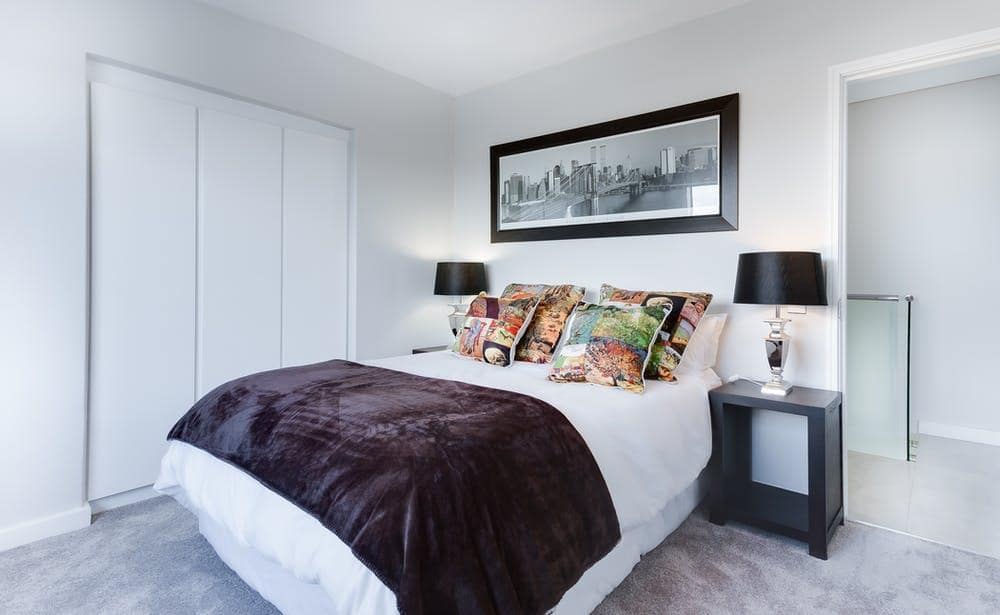 Organik Yatak ve Yastıklarla Sağlığınızı Koruyun.  Başlıkta panoramik resimli rahat, temiz yatak odası iç mekanı
