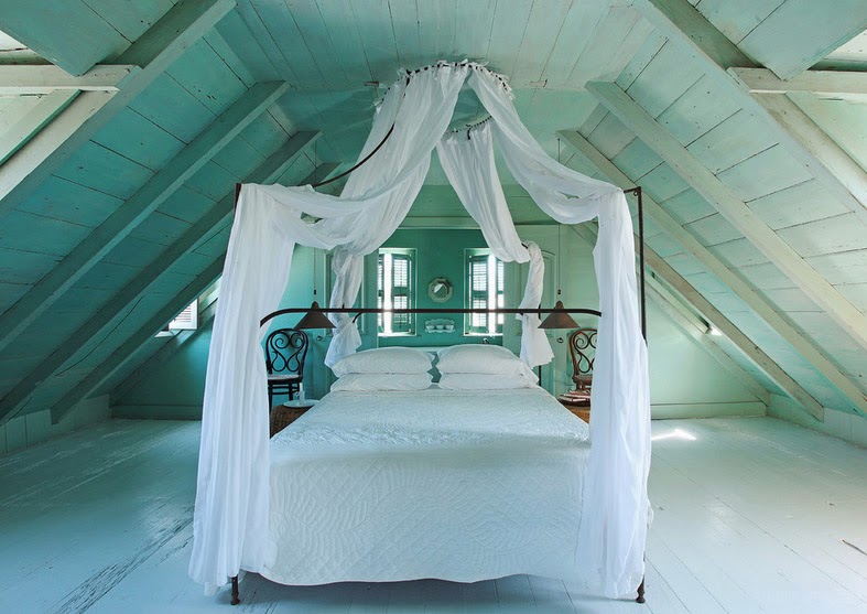 Yatak Odası İç Fotoğraf Fikirlerinde Yatak Kanopisi.  Büyük boy yatağın üzerinde tül ile güzel çatı katı yatak odası tasarımı