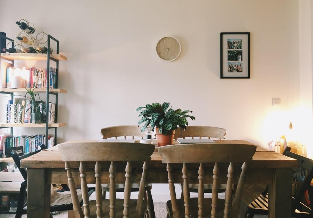 Yemek Odanızı Dönüştürmenin 5 Kolay Yolu.  Klasik minimalizm ile soluk şeftali rengi oda