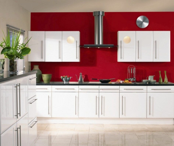 duvar rengi kırmızı vurgu duvar parlak döşeme beyaz mutfak