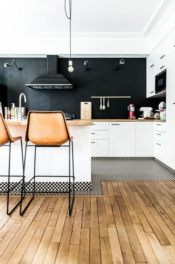 duvar renginin siyah duvar renginin kontrast yarattığı beyaz mutfak