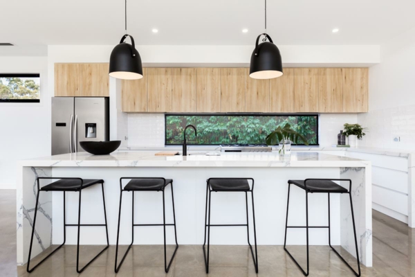 ada beyaz mutfak adası siyah desenli modern mutfak