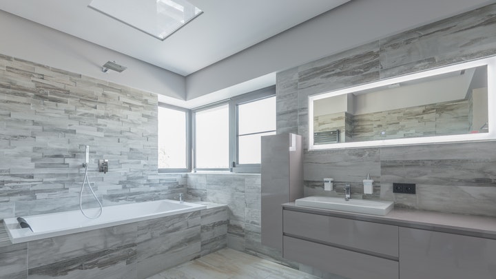 Come scegliere la giusta illuminazione nella decorazione del bagno?