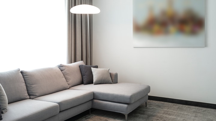 5 idee per mettere un divano grande in un soggiorno piccolo