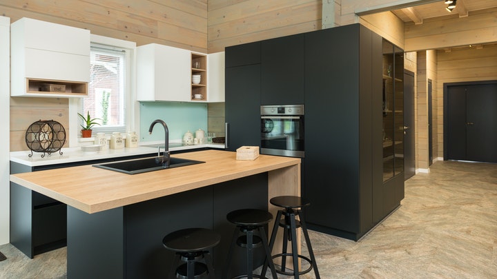 cozinha de madeira preta