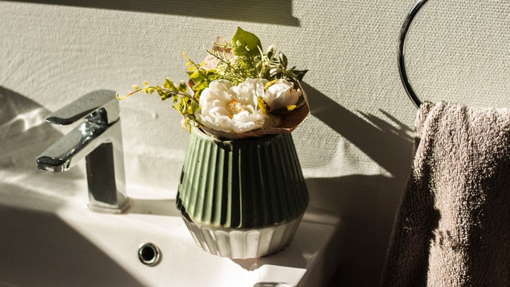 vaso com flores no banheiro