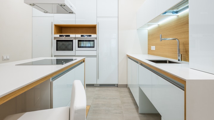 móveis de cozinha lineares com efeito brilhante