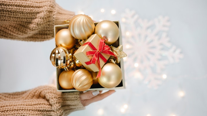 caixa com decorações de natal
