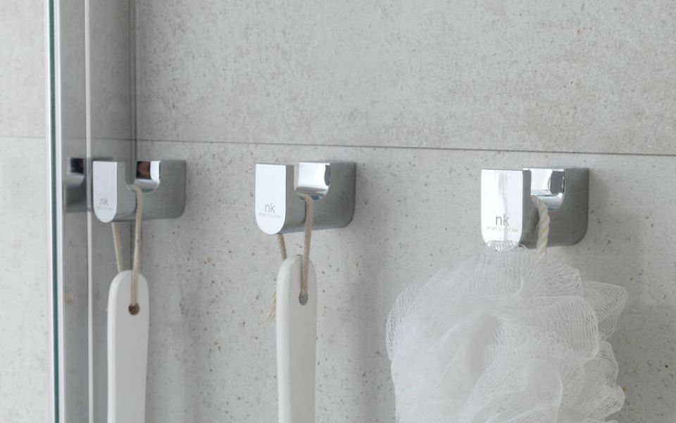modern banyoları süslemek için aksesuarlar metal kolyeler