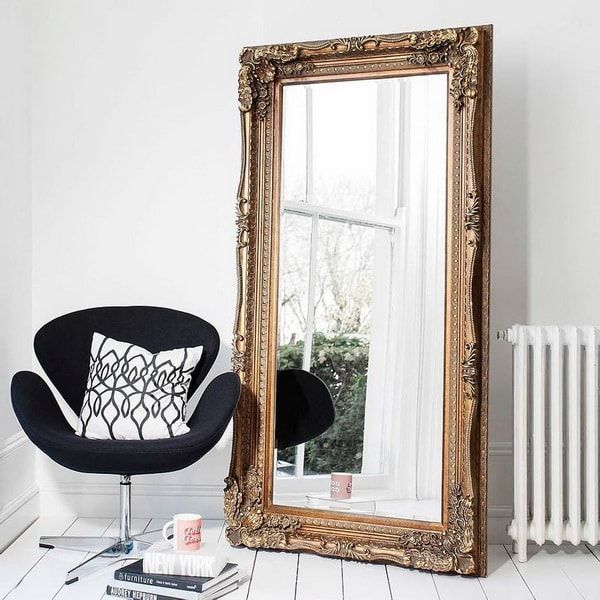 dekorieren Sie mit Vintage-Spiegeln, gemischt mit Modernität