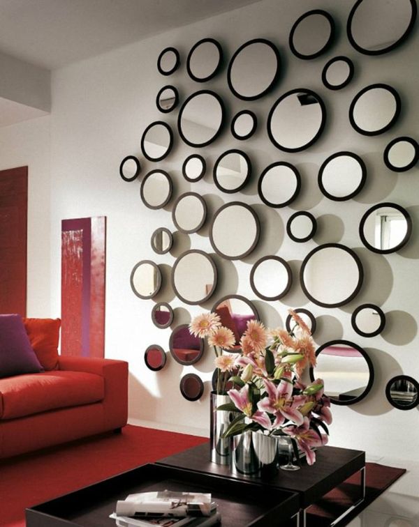 Dekoration mit runden Spiegeln an den Wänden