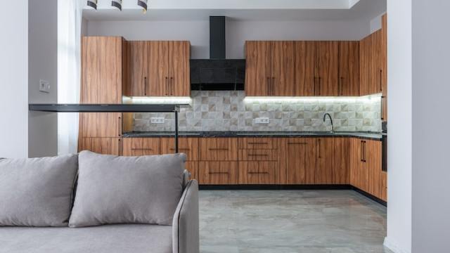 Granit-Arbeitsplatte-in-Holz-Küche