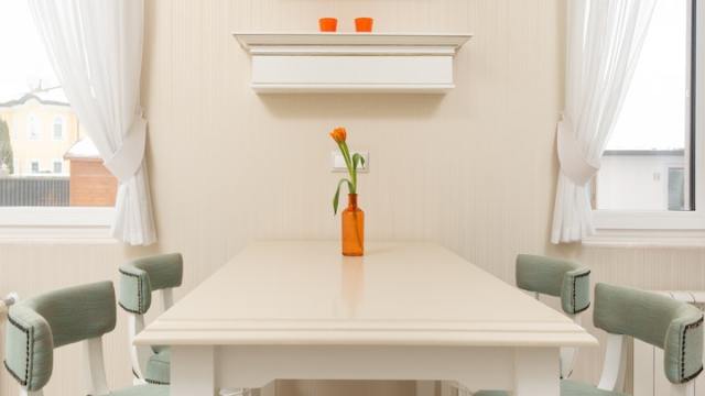 kontrast sandalyeli beyaz yemek masası