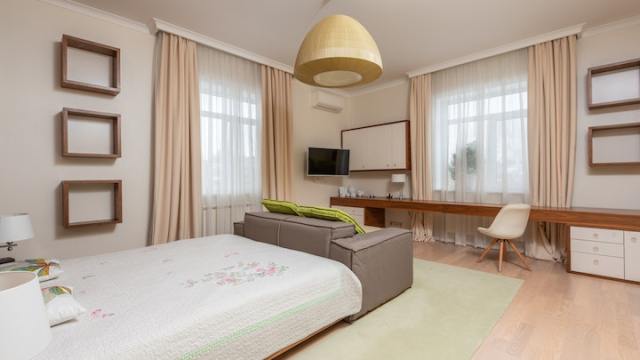 açık renkli tavanlı yatak odası