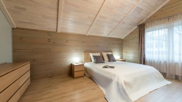 Zimmer mit Holzwänden und -decke