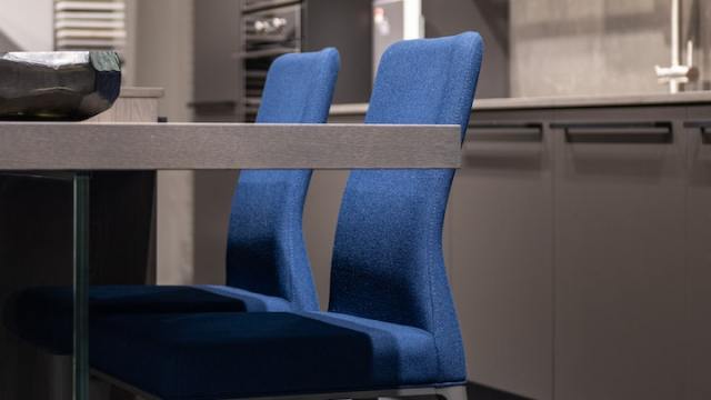 chaise bleue avec dossier