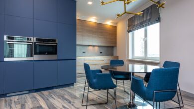Mavi mutfak sandalyesi tasarımları seçimi