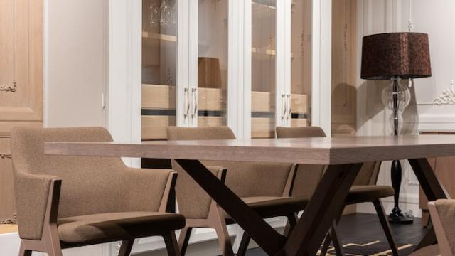 tavolo in legno in soggiorno