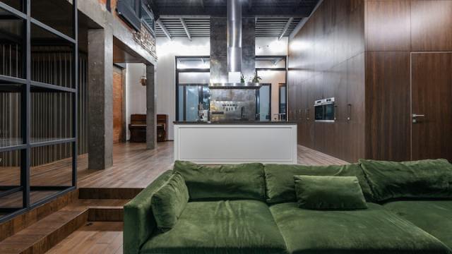 grüne-couch-im-wohnraum