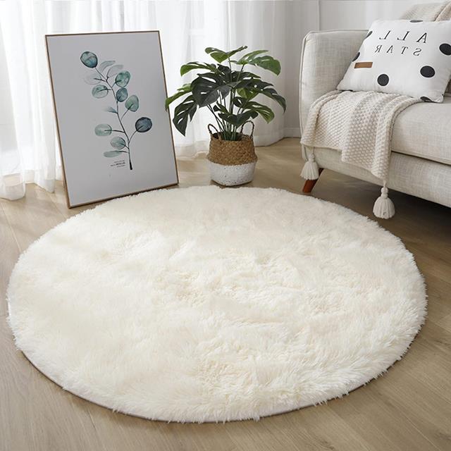 Wie man einen runden Teppich in der Dekoration verwendet