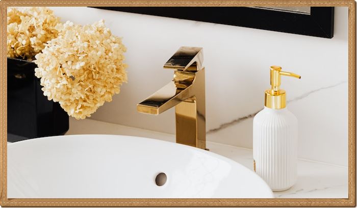 goldener wasserhahn im badezimmer
