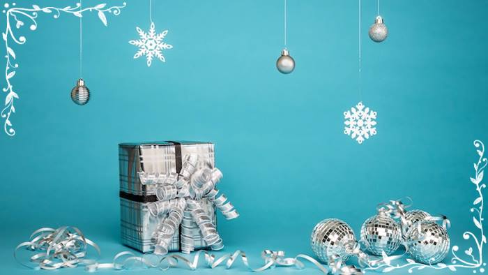 graue und blaue Weihnachtsdekorationen