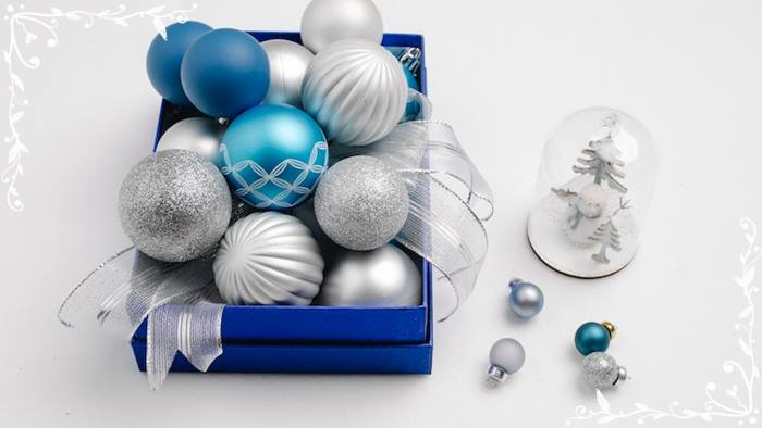 blaue und graue Weihnachtsdekorationen