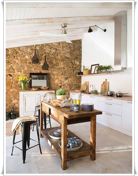 cucina con pareti in pietra