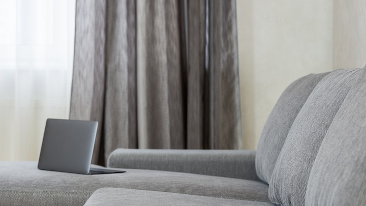 zu Hause-Wohnzimmer-graues-Sofa