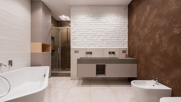 Badezimmer-mit-detailliertem-weiß