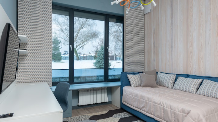 Schlafzimmer mit Blick auf eine verschneite Landschaft