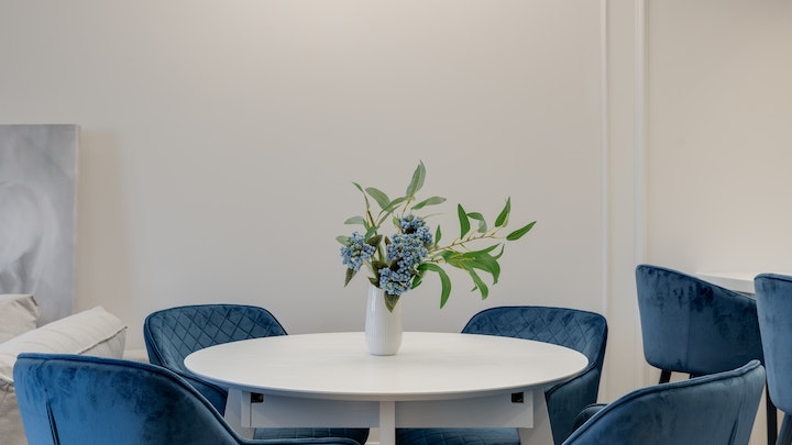 Weißer Tisch und blaue Stühle