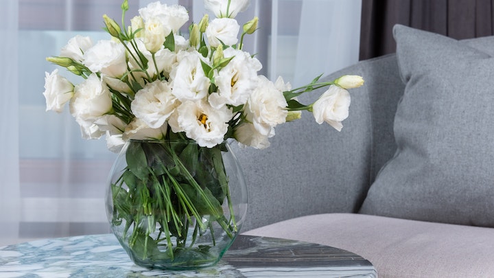 Vase mit Blumentisch