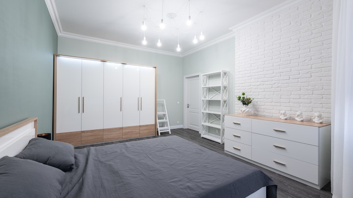 mobili nella camera da letto di colore bianco