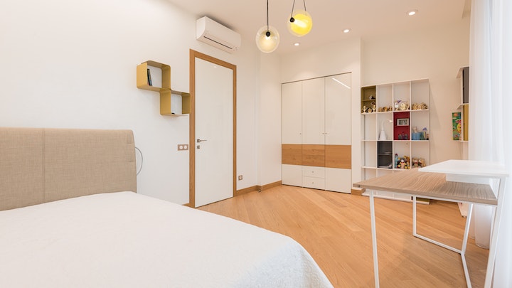 decorazione-camera-da-letto-con-pavimento-in-legno