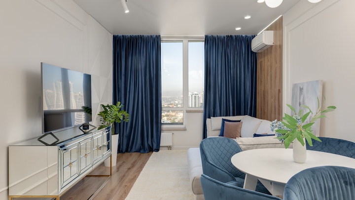 Wohnzimmer-dekoriert-blau-beige